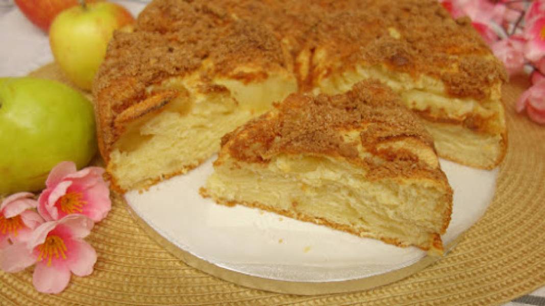Ciasto drożdżowe z jabłkami – puszyste delikatne i bardzo smaczne – bez wyrabiania