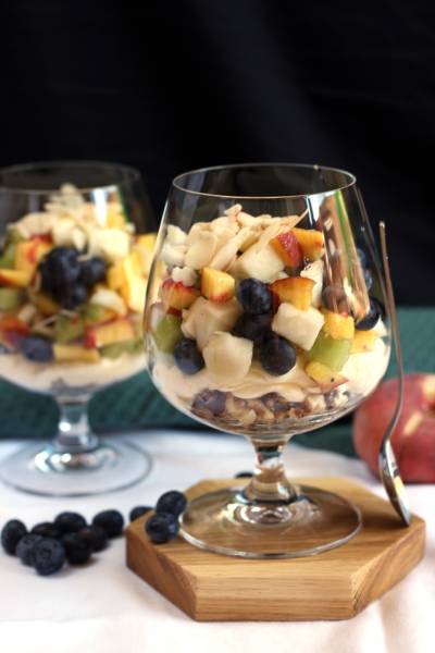 Deser w szklankach serniczek z owocami