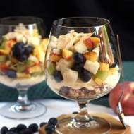 Deser w szklankach serniczek z owocami