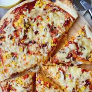 Domowa pizza i sos czosnkowy