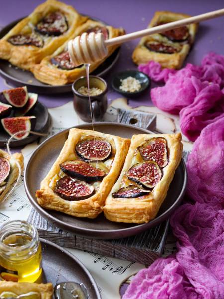 Ciasto francuskie z figami, serem camembert i miodem