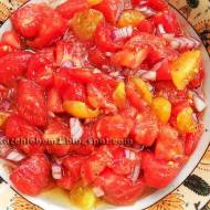 Surówka z pomidorem, czerwoną cebulą i olejem czosnkowym