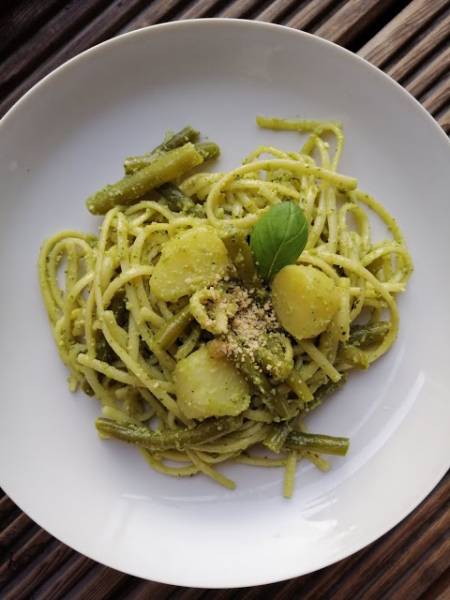 Włochy - Liguryjskie linguine z pesto, ziemniakami i zieloną fasolką (Trenette al Pesto)