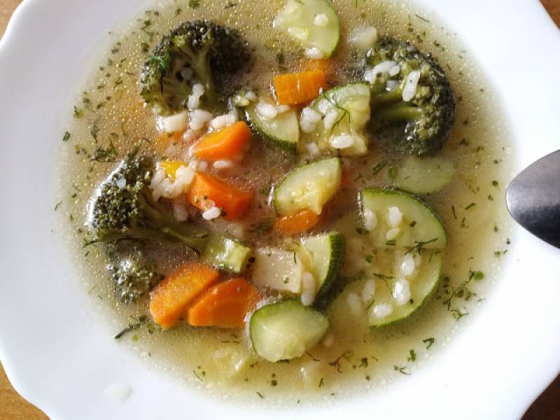 Zupa jarzynowa z brokułem i cukinią