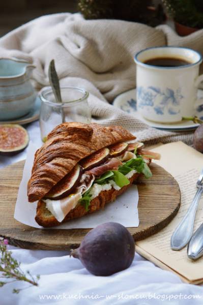 Projekt Śniadanie: Croissant z figami i prosciutto