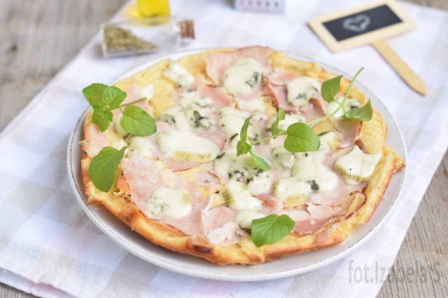 Pizza z patelni z szynką i serem pleśniowym