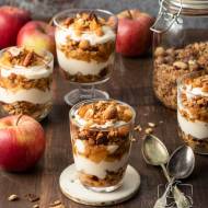 Jesienne śniadanie: domowa granola jabłkowa oraz warstwowy deser-szarlotka