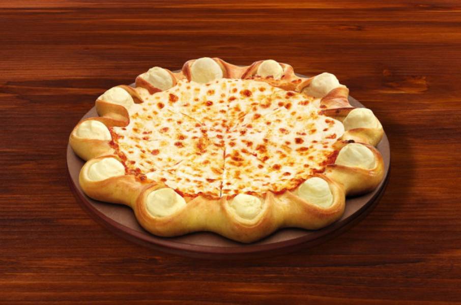 Bułeczki pizzowe z dipem serowym i salami pepperoni