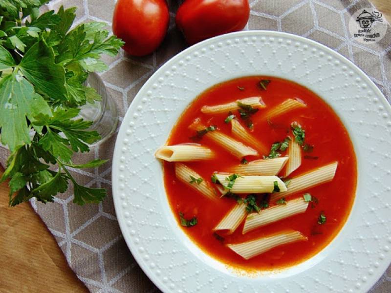 Zupa krem ze świeżych pomidorów. Podana z makaronem.