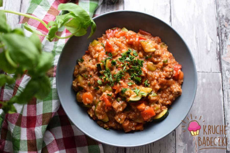 Jambalaya z indykiem, chorizo i cukinią