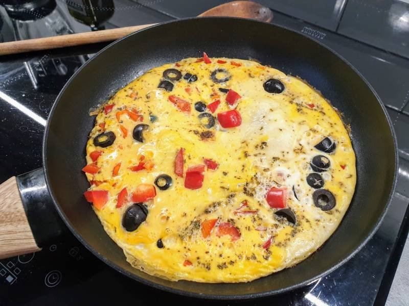 Omlet z oliwkami i papryką