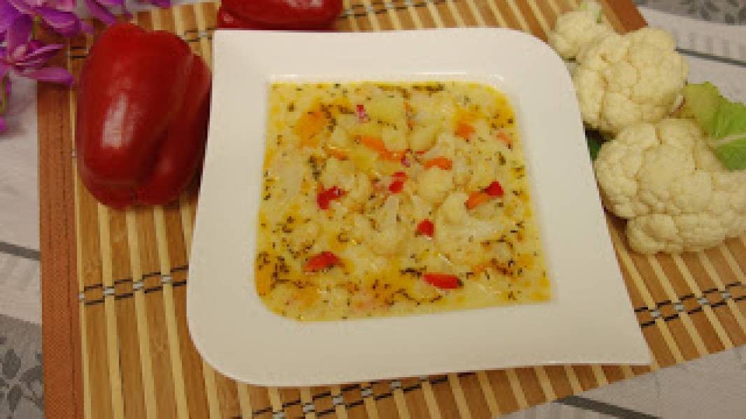 Zupa kalafiorowa z papryką - pyszna i prosta w przygotowaniu