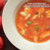 Zupa pomidorowa ze świeżych pomidorów podana z lanymi kluskami