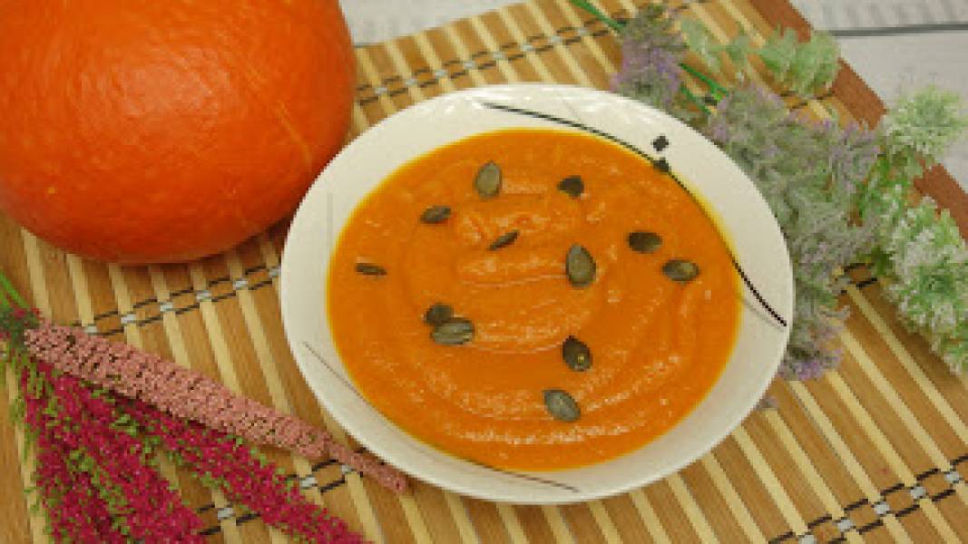Zupa krem z dyni z papryką pieczoną – pyszna jesienna zupa z dynią