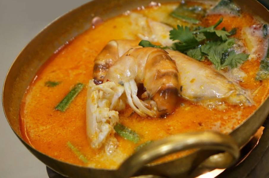 Zupa tajska z czerwoną pastą curry i krewetkami