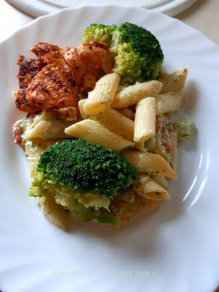 Makaron kremowo - brokułowy z marynowanym kurczakiem. Rozkosznie dobry i prosty obiad