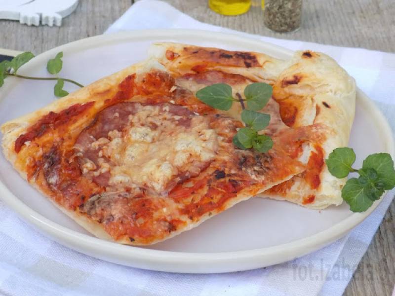 Pizza na cieście francuskim z sosem pomidorowym i salami