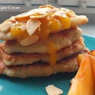 Placki serowe z musem brzoskwiniowym / Cheese pancakes with peach mousse