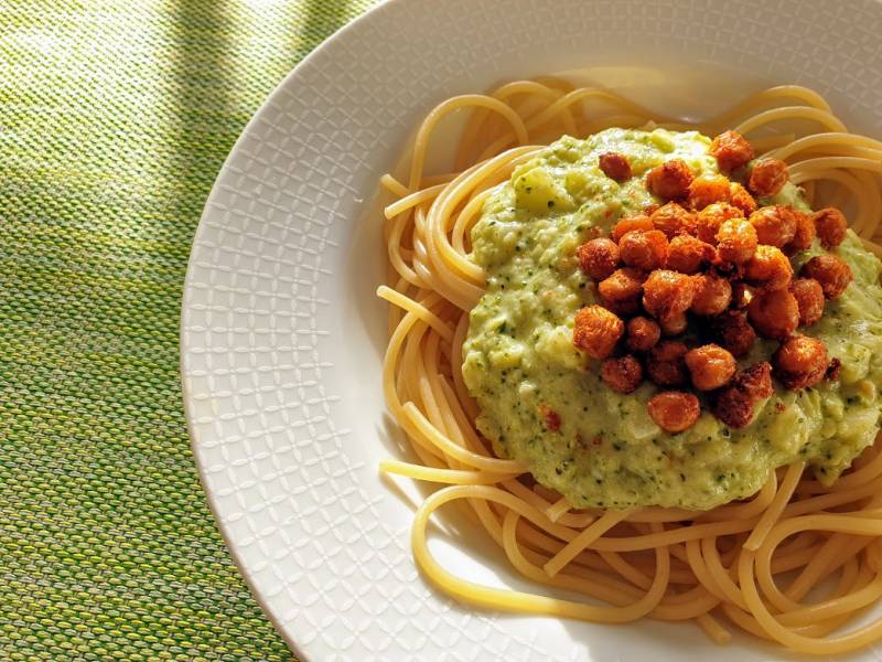 Spaghetti z sosem brokułowym i chrupiącą cieciorką