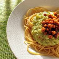 Spaghetti z sosem brokułowym i chrupiącą cieciorką