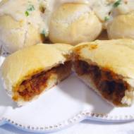 Pieczone drożdżowe pierogi z chilli con carne