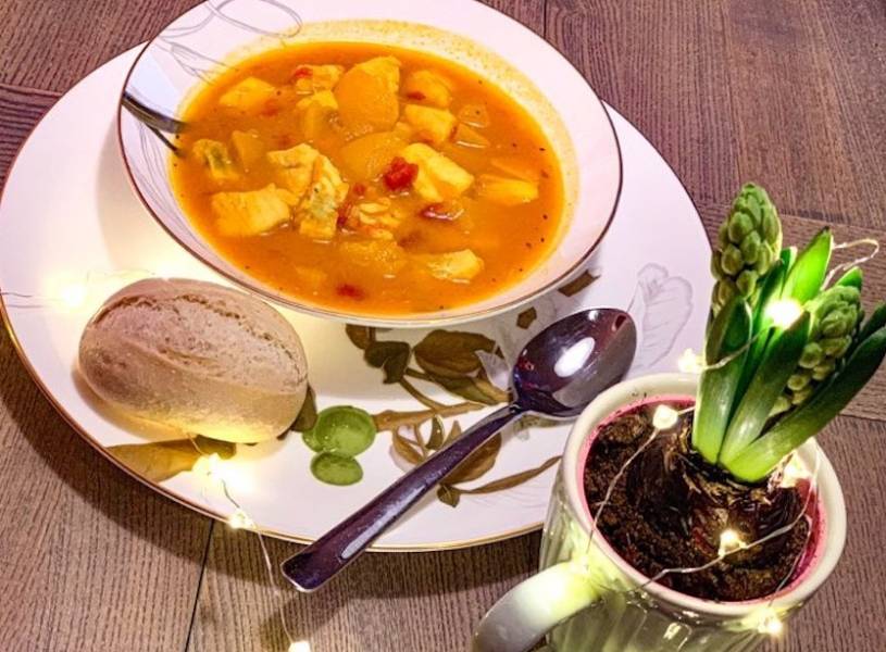 Zupa curry z brzoskwiniami i rybą – farerska Karrysuppe