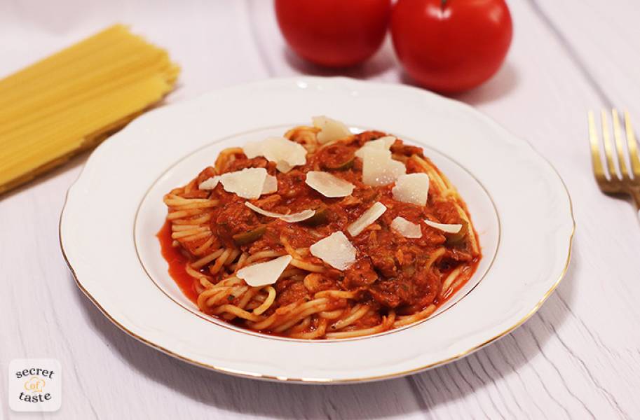 Spaghetti z tuńczykiem i oliwkami