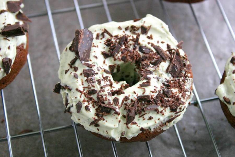 Mini-donutsy miętowo-czekoladowe (bez glutenu, jajek i białego cukru)