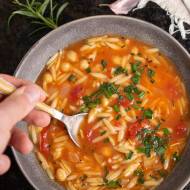 Włoska zupa pomidorowa z ciecierzycą i makaronem orzo