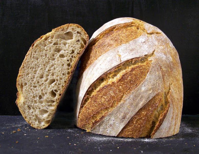 Chleb pszenny z dodatkiem mąki z płaskurki (robiony na żytnim zakwasie i zaczynie)