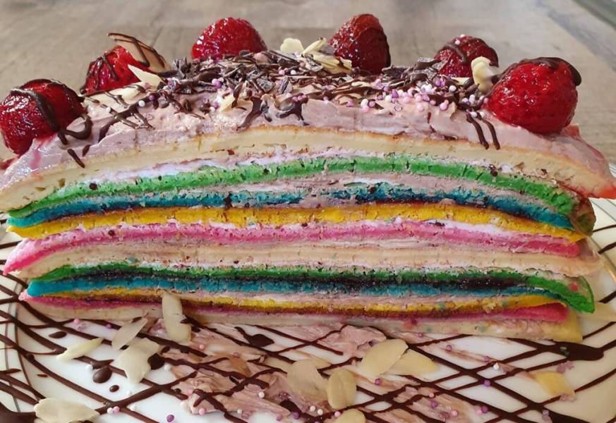 Tort z kolorowych naleśników