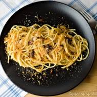 Spaghetti aglio olio e peperoncino z suszonymi pomidorami i bułką tartą