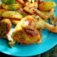 Pieczony ziołowy kurczak z pieczonymi ziemniakami i warzywami