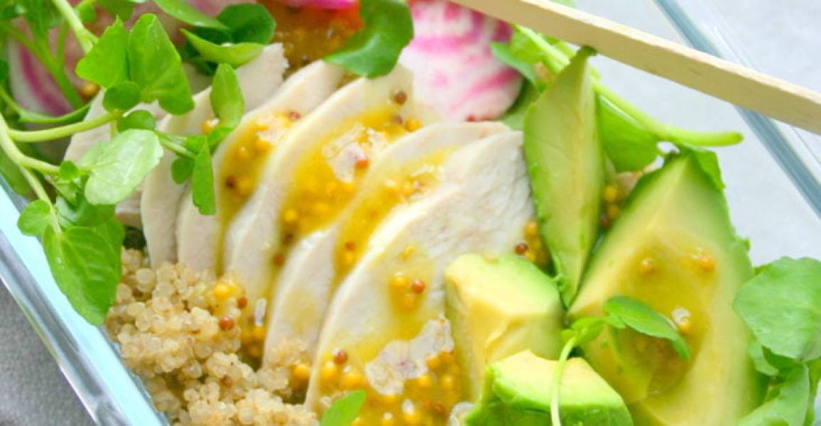 Zdrowy lunch na wynos: quinoa z kurczakiem, surowymi burakami i awokado