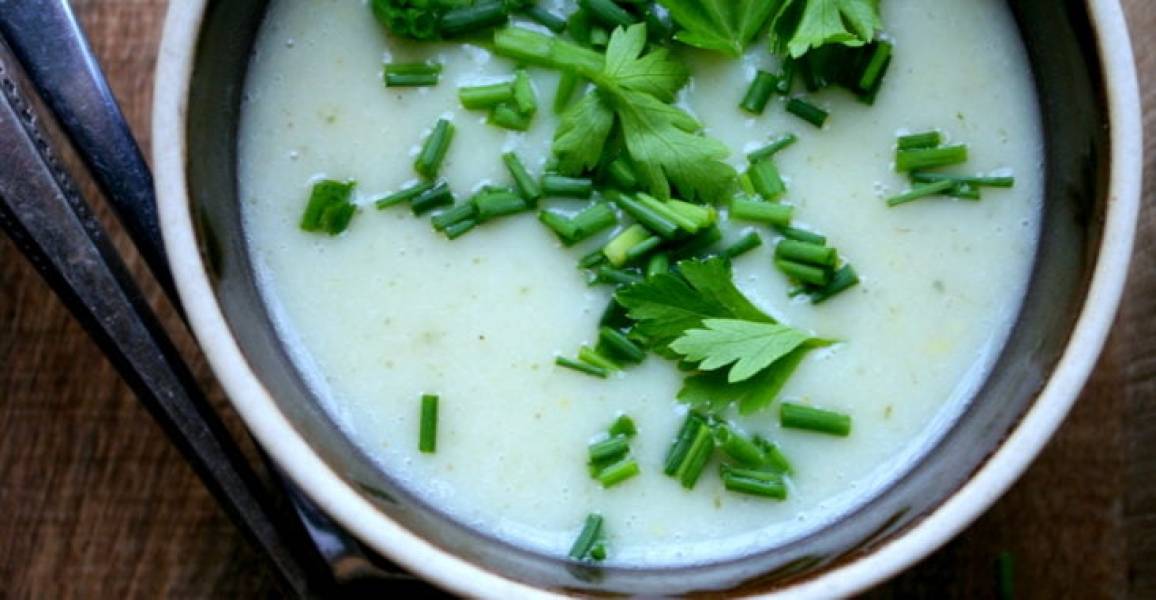 Kremowa zupa selerowa z dodatkiem cytryny i chrzanu