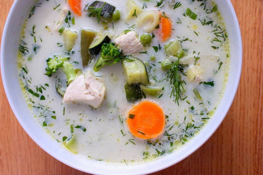 Zupa z kurczakiem i zielonymi warzywami