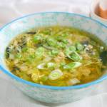 Chińska zupa z jajkiem, kapustą pekińską i grzybkami mun