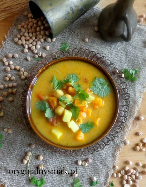 Indyjska zupa curry z ciecierzycą i batatem