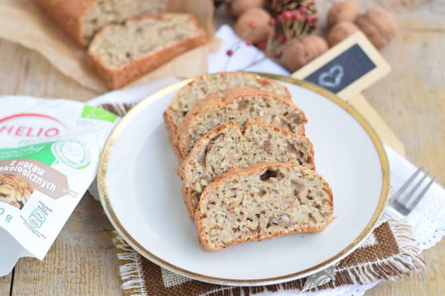 Chlebek bananowy z orzechami i płatkami owsianymi