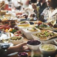 Jak zorganizować uroczysty rodzinny obiad bez gotowania?