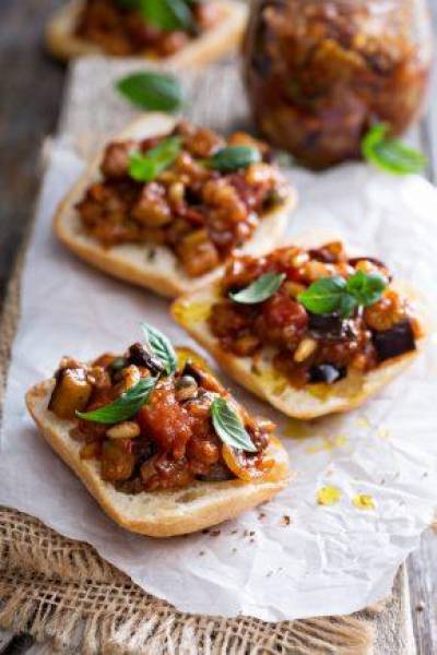 Bruschetta z pomidorami i pieczarkami