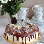Tort śmietankowo - czekoladowy z wiśniami w galaretce