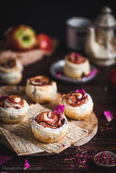 Jabłkowe róże z ciasta francuskiego z migdałami