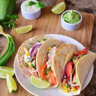 Tacos z guacamole, kurczakiem, warzywami  i sosem worcestershire
