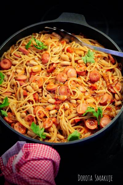 Spaghetti z parówkami i fasolą – przepis