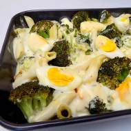 Zapiekanka makaronowa z brokułami i jajkiem