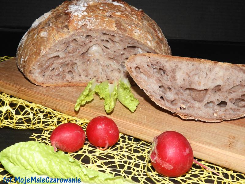 Chleb z garnka na zakwasie przesypywany kakao