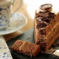 Tort czekoladowy z serem i orzechami – idealny na urodziny i inne ważne okazje