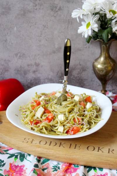 Spaghetti z zielonym pesto, serem i pomidorami