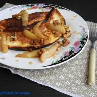 Omlet na maślance z karmelizowanymi gruszkami i orzechami włoskimi